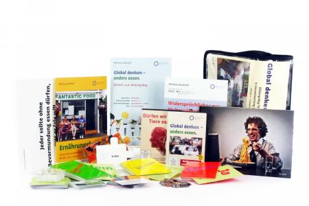 Bücher, bunte Karten. Bildungsbag "Global denken – anders essen". Bildquelle: Projekt "Eine Welt in der Schule" des Grundschulverbandes e.V.