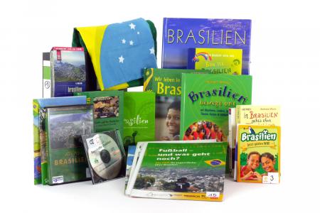 Bücher, CD, Fahne zu Brasilien. Die Materialkiste "Brasilien". Bildquelle: Projekt "Eine Welt in der Schule" des Grundschulverbandes e.V.