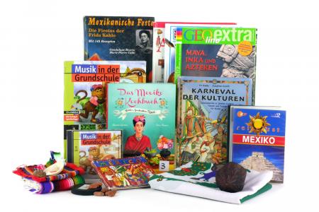 Bücher, bunte Tücher, Spielfiguren. Die Materialkiste "Mexiko". Bildquelle: Projekt "Eine Welt in der Schule" des Grundschulverbandes e.V.