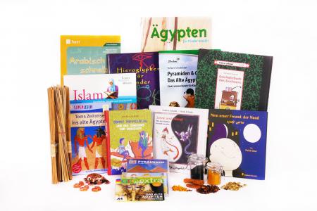 Viele Bücher über Ägypten, Gewürze. Die Materialkiste "Ägypten". Bildquelle: Projekt "Eine Welt in der Schule" des Grundschulverbandes e.V.