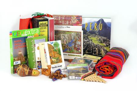 Bücher, Instrumente. Die Materialkiste "Peru". Bildquelle: Projekt "Eine Welt in der Schule" des Grundschulverbandes e.V.