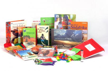 Bücher, Karten, Spielzeug. Die Materialkiste "Südafrika". Bildquelle: Projekt "Eine Welt in der Schule" des Grundschulverbandes e.V.