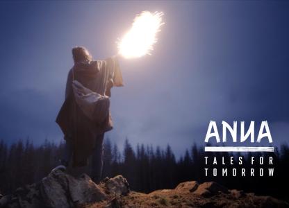 Filmplakat „ANNA – Tales for Tomorrow": Eine Person im Umhang steht auf einem Felsen vor Nachtwald und hält ein leuchtendes Licht in die Höhe.