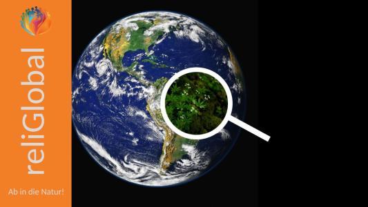 Die Erde aus dem Weltraum gesehen, darauf eine Lupe gerichtet. Links in Orange der Schriftzug: reliGlobal, Ab in die Natur