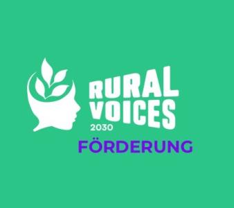 Grüne Grafik mit Logo „Rural Voices 2030" (Kopfsilhouette mit Blättern) und lila Schriftzug „Förderung".