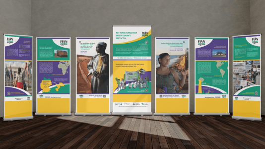 Auf dem Bild sind die Banner der FIAN-Wanderausstellung „Mit Menschenrechten unsere Zukunft gestalten“ aufgestellt zu sehen.