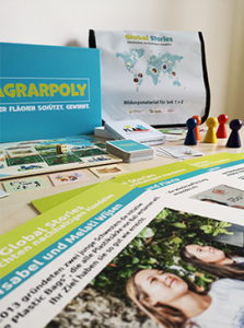 Brettspiel, Spielfiguren, Tasche, Karten. Die Bildungstasche „Global Stories – Geschichten nachhaltigen Handelns“. Bildquelle: Eine Welt Forum Aachen e. V.