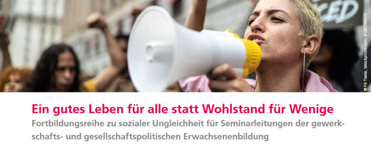Eine Person spricht entschlossen in ein Megafon, im Hintergrund sind weitere Demonstrierende mit erhobenen Fäusten zu sehen. Im unteren Bildteil steht der Titel der Fortbildungsreihe: „Ein gutes Leben für alle statt Wohlstand für Wenige“, ergänzt durch eine Unterzeile zur Zielgruppe in der gewerkschafts- und gesellschaftspolitischen Erwachsenenbildung.