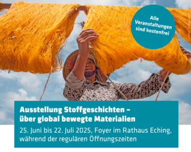 Eine Person hängt leuchtend orangefarbene Stoffbahnen zum Trocknen auf. Sie trägt einen traditionellen Hut und lacht. Im Himmel sind weiße Wolken zu sehen. Text im Bild kündigt die Ausstellung „Stoffgeschichten – über global bewegte Materialien“ vom 25.6. bis 22.7.2025 im Rathaus Eching an. Alle Veranstaltungen sind kostenfrei.