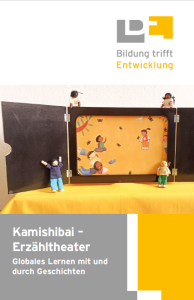 Ein schwarzer Kamishibai-Erzählrahmen steht auf einem gelben Tuch. In der Mitte ist ein Bild mit spielenden Kindern und Bienen zu sehen. Vier bunte Stofffiguren sind um den Rahmen platziert. Oben rechts steht das Logo von „Bildung trifft Entwicklung“. Darunter der Titel: „Kamishibai – Erzähltheater. Globales Lernen mit und durch Geschichten“.