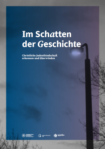 Titelbild mit einer leuchtenden Straßenlaterne vor einem dunklen Himmel in Blau-Violett. Karge Äste ragen ins Bild. Der Titel in weißer Schrift: „Im Schatten der Geschichte“, mit betonter Kursivschrift bei „Schatten“ und „Geschichte“. Darunter: „Christliche Judenfeindschaft erkennen und überwinden“. Am unteren Rand Logos der Evangelischen Akademie Sachsen-Anhalt, des Deutschen Bildungsinstituts EBI und des Kompetenznetzwerks Antisemitismus.