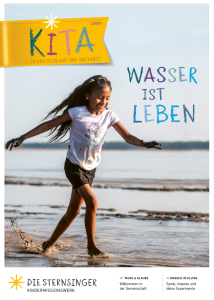 Kind läuft lachend am Strand entlang. Titelseite KITA – in Deutschland und weltweit (1/2025): Wasser ist Leben