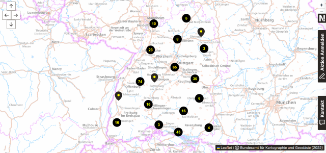 Die Karte zeigt Baden-Württemberg und angrenzende Regionen. Schwarze Marker mit gelben Zahlen markieren Orte mit Aktivitäten oder Veranstaltungen. Besonders viele Einträge gibt es um Stuttgart (65), Freiburg (16) und Tübingen (74). Rechts und links am Rand befinden sich Bedienfelder mit der Aufschrift „Aktion Anmelden“ und „Kontakt“. Die Karte stammt vom Bundesamt für Kartographie und Geodäsie (2022).