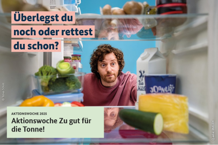 Ein Mann schaut nachdenklich in einen offenen Kühlschrank mit verschiedenen Lebensmitteln. Im Bild steht der Text: „Überlegst du noch oder rettest du schon?“ und darunter: „Aktionswoche 2025 – Aktionswoche Zu gut für die Tonne!“. Die Kampagne thematisiert Lebensmittelverschwendung.