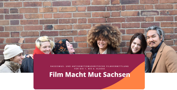 ChatGPT:  Das Bild zeigt sechs lachende Menschen vor einer Backsteinwand. Im unteren Teil steht auf violett-orangem Hintergrund: „Rassismus- und antisemitismuskritische Filmvermittlung für die 1. bis 6. Klasse – Film Macht Mut Sachsen“.