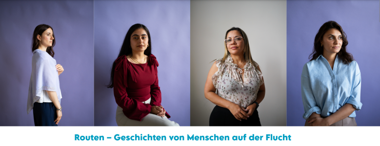 Vier Frauen sind jeweils porträtiert, teils frontal, teils seitlich, vor neutralem Hintergrund. Unter den Fotos steht der Titel der Ausstellung: „Routen – Geschichten von Menschen auf der Flucht“.