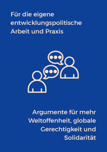 Blauer Hintergrund mit weißem Text: „Für die eigene entwicklungspolitische Arbeit und Praxis“ sowie „Argumente für mehr Weltoffenheit, globale Gerechtigkeit und Solidarität“. In der Mitte sind zwei stilisierte Personen mit Sprechblasen abgebildet.