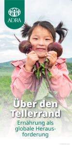 Titelseite Flyer zum Bildungsprojekt "Über den Tellerrand – Ernährung als globale Herausforderung". Quelle: ADRA e. V.
