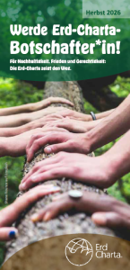 Viele Hände auf einem Baumstamm. Titelbild Flyer zur Fortbildung "Werde Erd-Charta-Botschafter*in". 