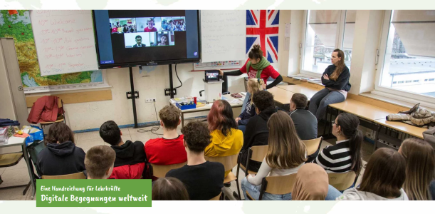 Illustration eines Unterrichts: Mehrere Menschen sitzen in einem Raum und schauen zu einer digitalen Tafel.Titel: „Eine Handreichung für Lehrkräfte – Digitale Begegnungen weltweit“