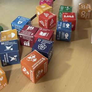 Bunte Würfel mit den SDGs liegen auf dem Boden.
