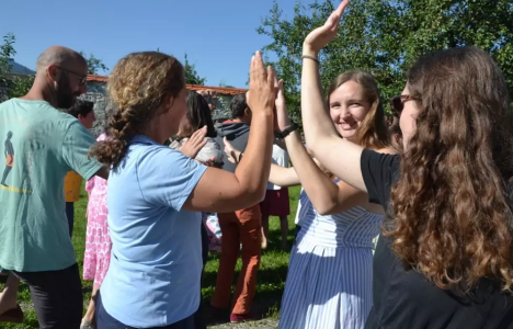 Menschen klatschen sich gegenseitig in die Hände.
