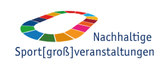 Logo „Nachhaltige Sport[groß]veranstaltungen": Ein ovaler Ring aus bunten Segmenten in den Farben der 17 UN-Nachhaltigkeitsziele (SDGs). Rechts daneben der Schriftzug „Nachhaltige Sport[groß]veranstaltungen" in Dunkelblau.