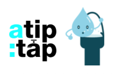 Logo „a tip :tap" in Schwarz und Türkis, daneben eine türkise Cartoon-Wasserhahn-Figur mit lächelndem Wassertropfen.
