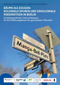 Straßenschild „Wangari-Maathai-Platz“ mit Zusatz „Afrikanische Straße“, montiert an einem Mast vor blauem Himmel; Teile des Bildes sind von einer halbtransparenten Grafik überlagert.