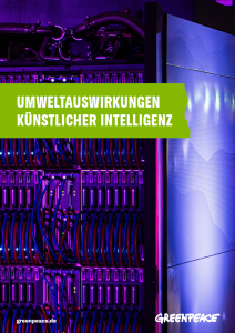 Greenpeace-Titelblatt: Foto eines lila-blau beleuchteten Serverracks, darüber grünes Textband mit „Umweltauswirkungen Künstlicher Intelligenz". Logo unten rechts, greenpeace.de unten links.