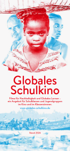 Flyer „Globales Schulkino": Drei Porträts in Rot-Blau-Duotone, darunter Text „Filme für Nachhaltigkeit und Globales Lernen für Schulklassen und Jugendgruppen". Unten Hafenszene. Stand 2026.