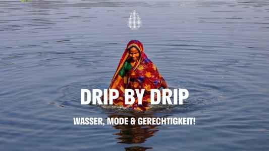 Foto einer Frau im farbenfrohen Sari, die hüfttief in einem Gewässer steht. Titel: „Drip by Drip – Wasser, Mode & Gerechtigkeit!"