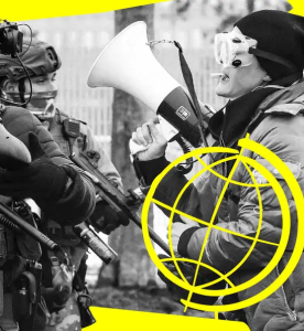Demonstrantin mit Megaphon steht bewaffnetetn Solddaten gegenüber. Schwarz-Weiß-Bild, darauf ein gelber Globus.