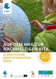 LBV-Broschüre „Auf dem Weg zur nachhaltigen Kita": Kleinkind betrachtet einen Globus auf einer Wiese. Untertitel: „Der Whole Institution Approach als Praxisleitfaden für Kitas", Projekt „Kita im Aufbruch".
