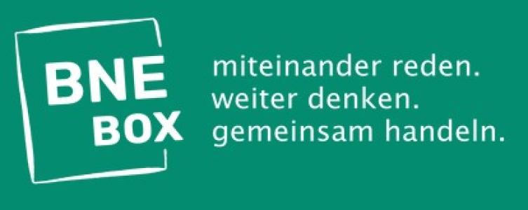 Logo Bildungsangebot BNE-Box. Weiße Schrift auf grünem Grund, die Worte "BNE Box" in einer angedeuteten Kiste.