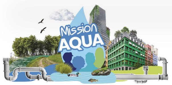 Wimmelbild mit Hochäusern, Wassertümpel, Fluss, NAtur und Wasserrohren. In der Mitte ein großer Wassertropfen in dem "Mission Aqua" steht und einfarbige Umrisse von Menschen zu sehen sind.