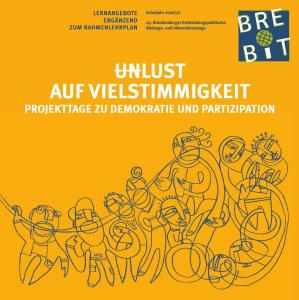 Cover einer Broschüre mit dem Titel „Auf Vielstimmigkeit – Projekttage zu Demokratie und Partizipation“. Gelber Hintergrund mit einer gezeichneten Gruppe unterschiedlich dargestellter Menschen. Oben stehen Hinweise auf Lernangebote für das Schuljahr 2026/27 sowie das BREBIT-Logo.