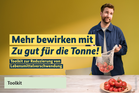 Grafik auf gelbem Hintergrund mit dem Schriftzug „Mehr bewirken mit Zu gut für die Tonne!“. Darunter steht „Toolkit zur Reduzierung von Lebensmittelverschwendung“. Rechts ist eine Person in dunkler Kleidung zu sehen, die ein Einkaufsnetz mit Tomaten hält. Auf einem Tisch im Vordergrund liegen mehrere Tomaten auf einem Teller. Unten links befindet sich der Hinweis „Toolkit“.