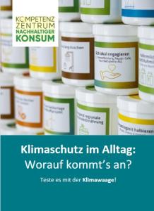 Cover eines Bildungsmaterials des Kompetenzzentrums Nachhaltiger Konsum. Zu sehen sind mehrere Behälter mit Symbolen und kurzen Texten zu nachhaltigem Alltagshandeln. Titel: „Klimaschutz im Alltag: Worauf kommt’s an? Teste es mit der Klimawaage!“