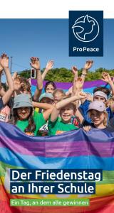 Eine Gruppe von Kindern steht bei einer Veranstaltung hinter einer großen, bunt gestreiften Fahne und hebt die Hände. Oben ist das Logo „ProPeace“ mit einer Taube zu sehen. Die Überschrift lautet „Der Friedenstag an Ihrer Schule“, darunter „Ein Tag, an dem alle gewinnen“.
