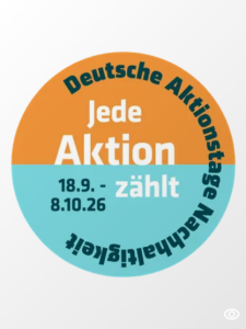 Ein zweigeteilter orange, blauer Kreis mit weißer mittiger Aufschrift jede Aktion zählt und dem Datum 18. 09 bis 08. 10. 26. Gebogen in der Außenseite des Kreises steht in dunkelblauer Schrift: Deutsche Alktionstage Nachhaltigkeit.