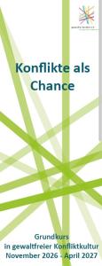 Das Titelbild eines Flyers zeigt den Schriftzug „Konflikte als Chance“. Darunter steht „Grundkurs in gewaltfreier Konfliktkultur, November 2026 – April 2027“. Grün-graue Linien kreuzen sich auf weißem Hintergrund. Oben rechts ist ein Logo von gewaltfrei handeln e. V. zu sehen.