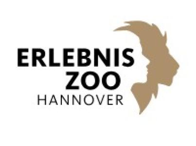 Schattenriss Menschen- und Löwenkopf hintereinander gelegt, daneben Schriftzug Erlebnis Zoo Hannover. Logo Erlebnis-Zoo Hannover. Quelle: zoo-hannover.de