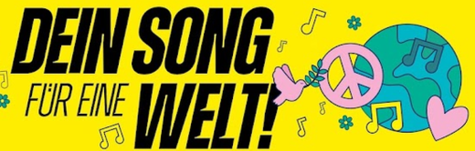 Gelbes Banner mit schwarzer Aufschrift „DEIN SONG FÜR EINE WELT!“. Rechts sind eine Friedenstaube, ein Peace-Zeichen, Noten, Herzen, Blumen und eine stilisierte Weltkugel zu sehen.