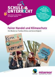Broschüre „Fairer Handel und Klimaschutz – Ein Modul zur Toolbox Klima und Gerechtigkeit“. Zu sehen sind zwei junge Frauen mit Plakaten zu Klimagerechtigkeit und fairem Handel. Logos von Fairtrade und Misereor sind abgebildet.
