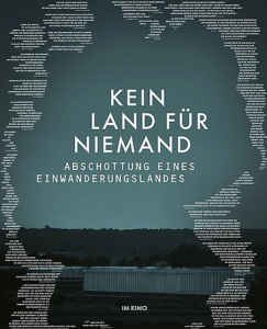 Filmplakat zu „Kein Land für Niemand – Abschottung eines Einwanderungslandes“. Der Filmtitel steht mittig vor einer nächtlichen Landschaft mit Grenzanlage. Weiße Textzeilen bilden eine große, offene Silhouette um das Motiv. Unten steht „Im Kino“.