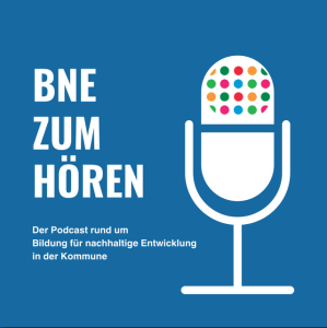 Grafik zum Podcast „BNE zum Hören“ über Bildung für nachhaltige Entwicklung in der Kommune. Links steht der Titel, rechts ist ein stilisiertes weißes Mikrofon mit bunten Punkten auf blauem Hintergrund zu sehen.