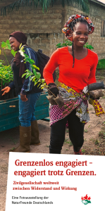 Titelbild der Fotoausstellung „Grenzenlos engagiert – engagiert trotz Grenzen“ über zivilgesellschaftliches Engagement weltweit, Widerstand und Wirkung. Zu sehen sind zwei Frauen mit Pflanzen vor einem Gebäude; darunter stehen Ausstellungstitel und Informationen.