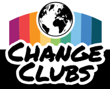 Logo der „Change Clubs“: Über dem Schriftzug „CHANGE CLUBS“ ist eine stilisierte Weltkugel abgebildet. Dahinter verlaufen bogenförmig mehrere farbige Streifen in Rot, Orange, Grün und Blautönen.