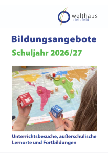 Titelseite der Bildungsangebote des Welthauses Bielefeld für das Schuljahr 2026/27. Zwei Hände halten Würfel mit SDG-Symbolen über einer bunten Weltkarte. Die Angebote umfassen Unterrichtsbesuche, außerschulische Lernorte und Fortbildungen.